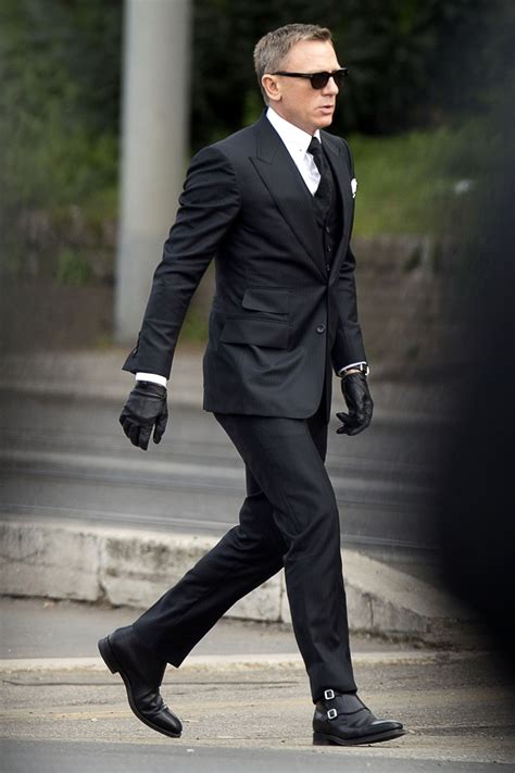 How To Dress James Bond Style .